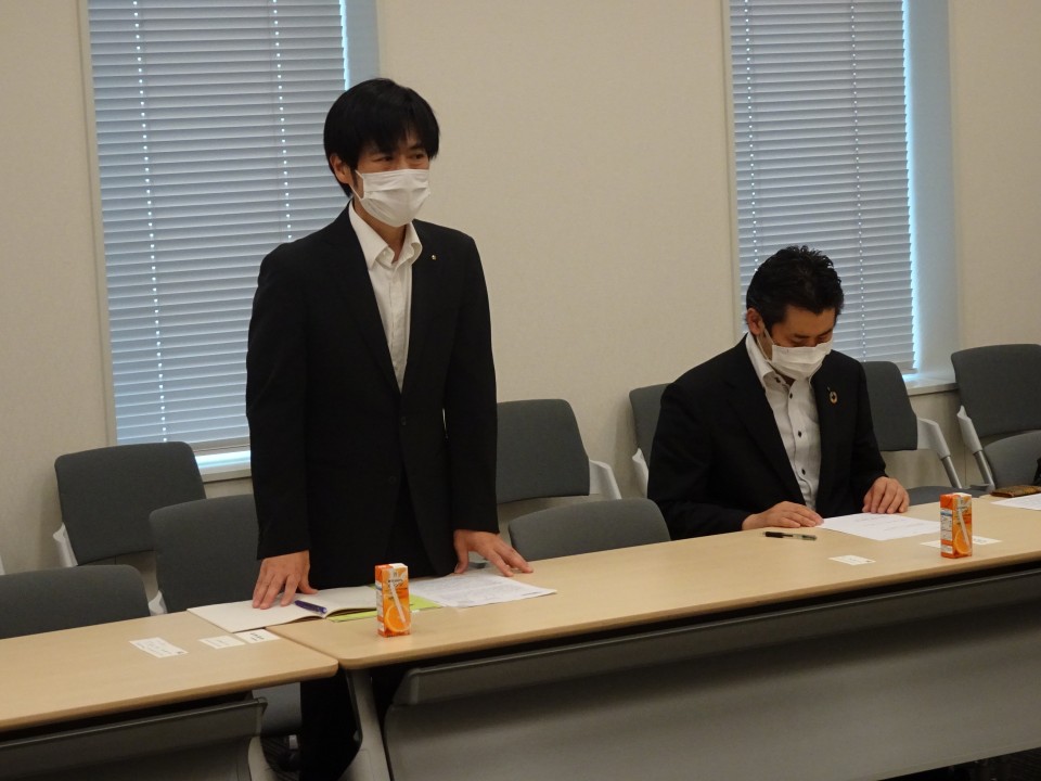 左から日高教の吉川正智中央執行委員長、永井國之書記長 DSC01811.JPG