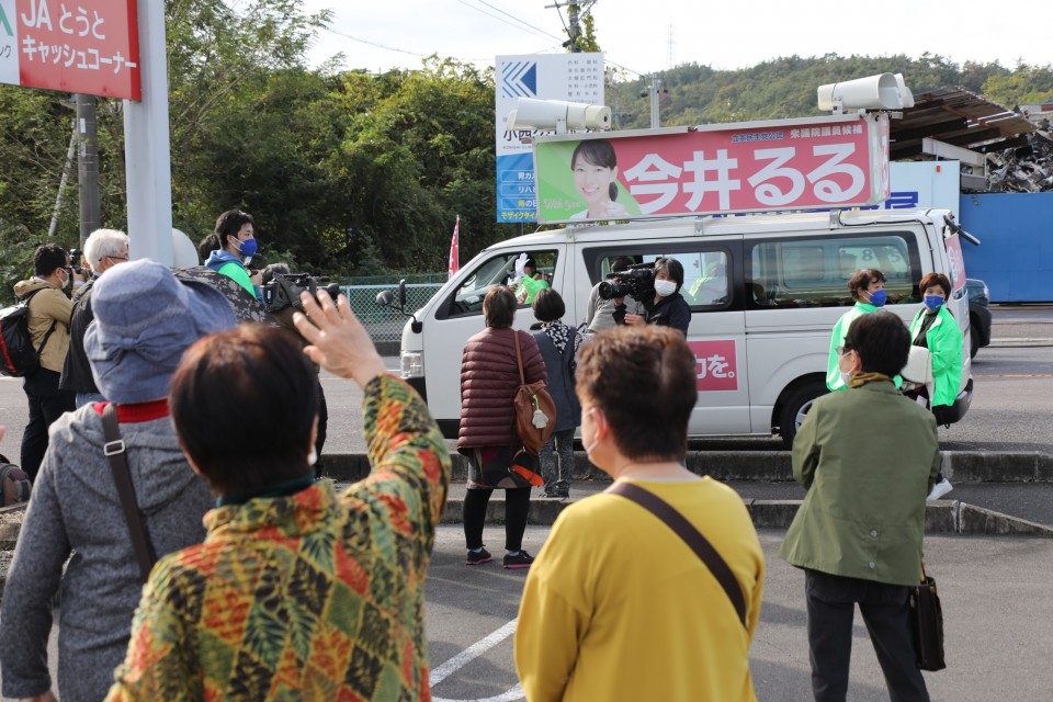 街頭演説が終わり、街宣カーで出発する今井候補 20211024_143435_02_rez.JPG