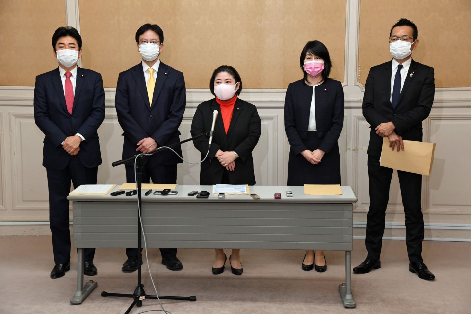 左から山井議員、城井議員、小宮山議員、山本議員、川内議員 20210412-140307_01.jpg