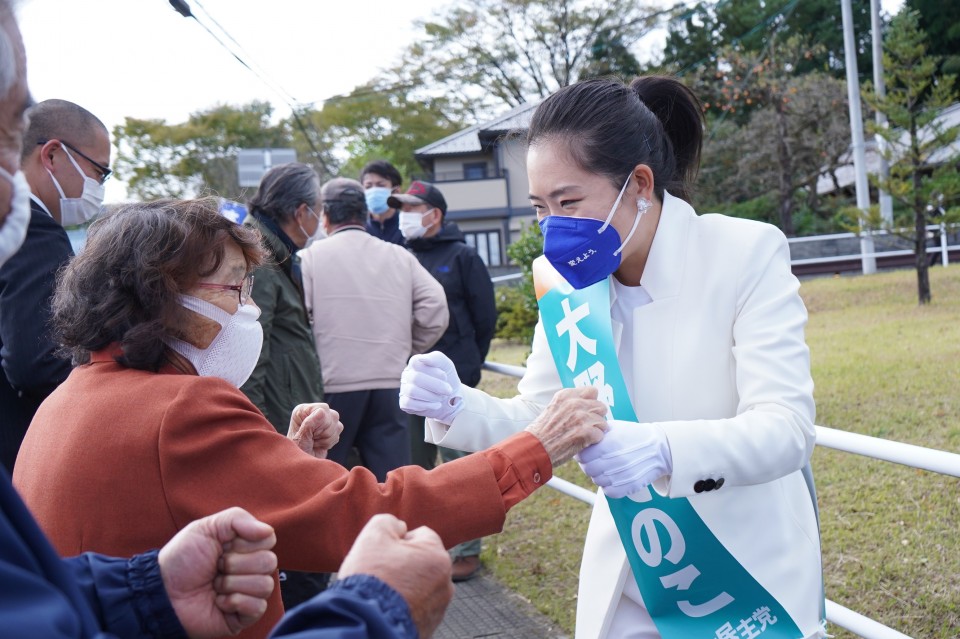 集まった支援者らとグータッチを交わす大野そのこ候補 DSC03454.JPG