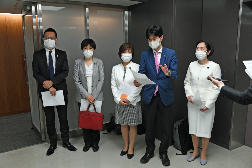 消費者担当大臣への申し入れの後のぶら下がり取材。左から川内政調会長代行、 20210330-151513.jpg