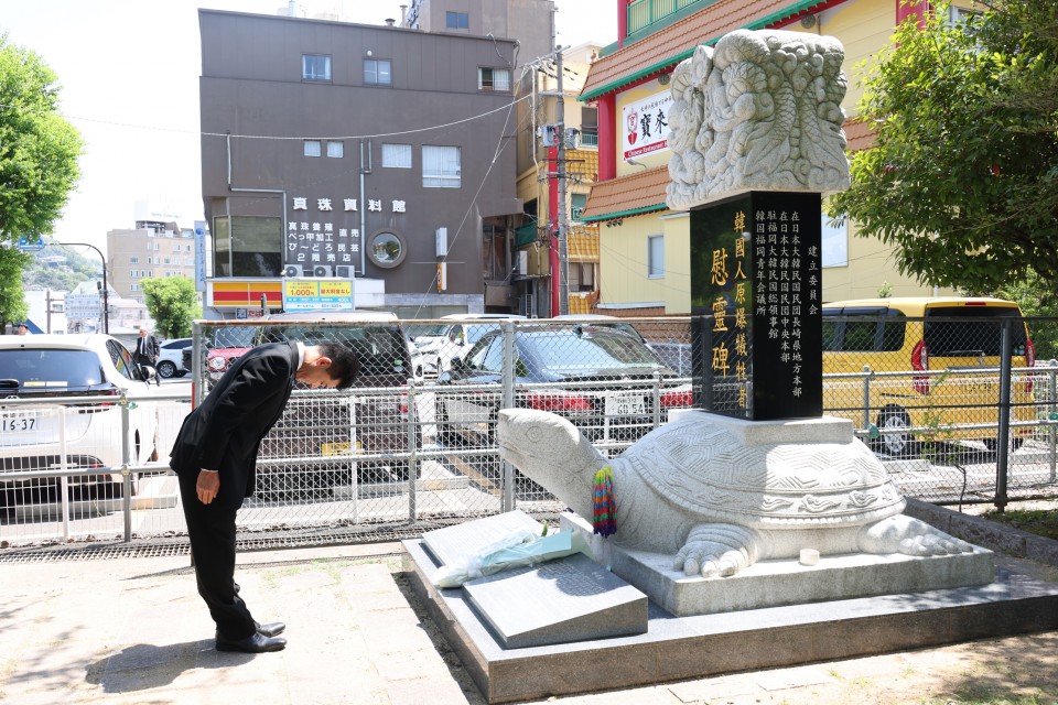 韓国人原爆犠牲者慰霊碑に献花する泉代表 韓国人原爆犠牲者慰霊碑に献花する泉健太