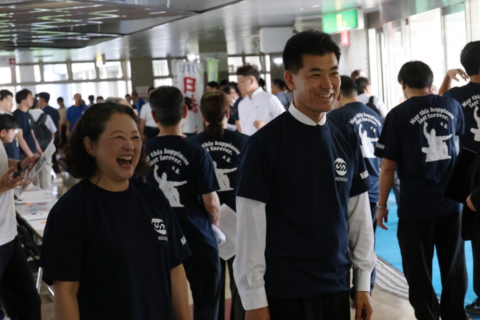 連合2024平和ナガサキ集会で芳野会長と談笑する泉代表 連合2024平和ナガサキ集会で芳野友子会長と泉健太