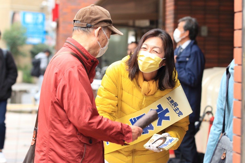 有権者らにチラシを配る水野候補 IMG_8477_r.JPG