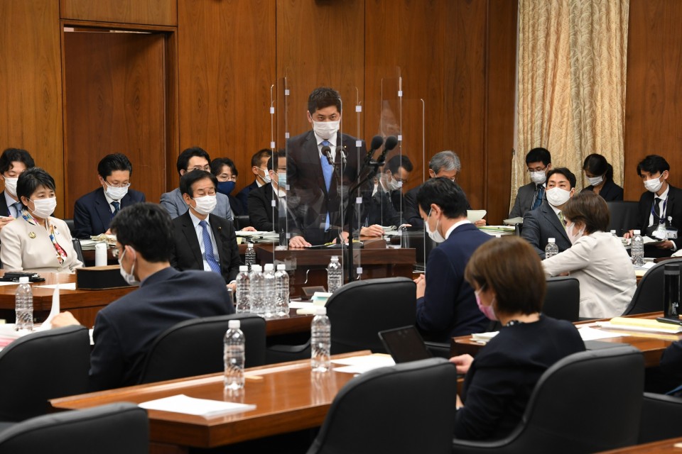 衆院法務委員会で修正案に対する質問の答弁に立つ松平議員 20210414 130702homu.jpg