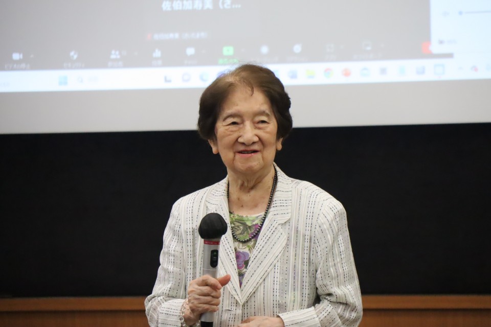 冒頭あいさつをする赤松良子さん。1985年の男女雇用機会均等法制定を、労働省の担当局長としてけん引した。 IMG_7277.JPG