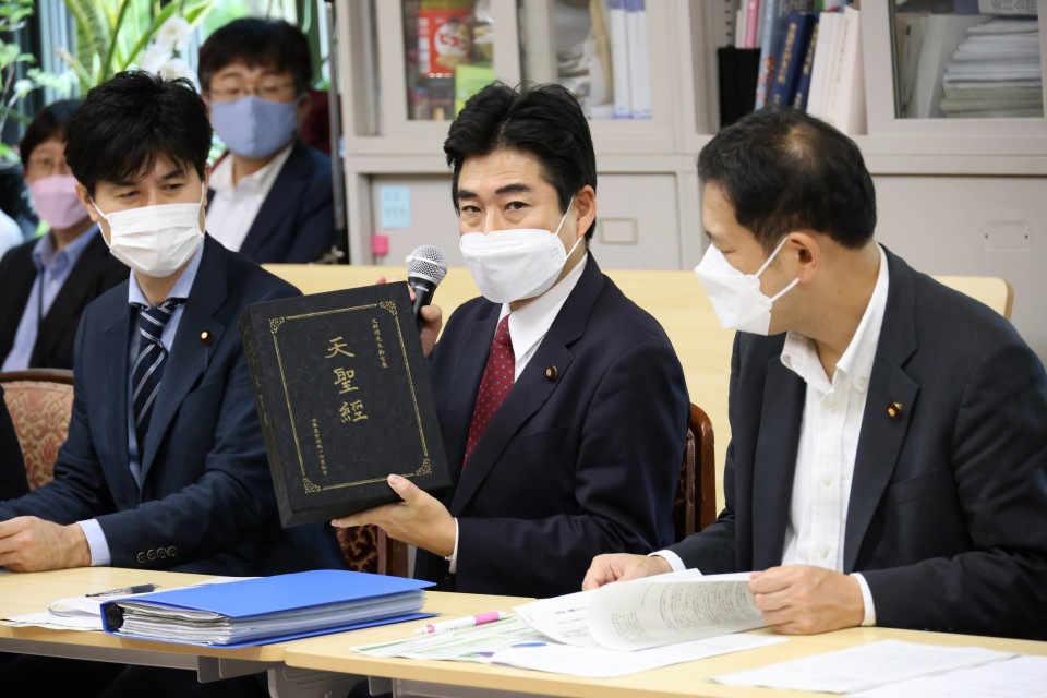 入手した教本を示す山井議員 20221011_111800_01_rez.JPG