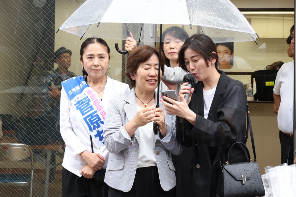 あいさつする斉藤りえ都議とリスピークするあべ祐美子都議 菅原ちいね