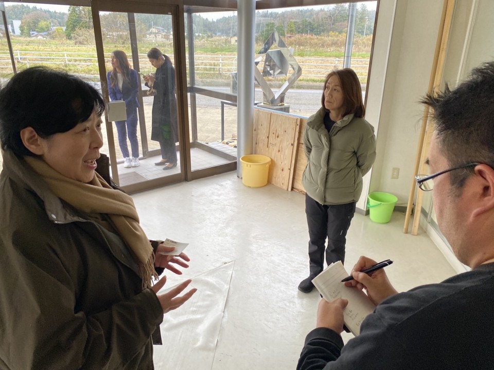 記者の取材を受ける田名部議員 記者の取材を受ける田名部議員 田名部匡代 徳永エリ 小山田経子