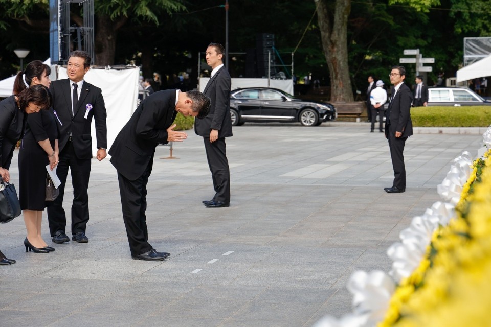 式典後、献花台で手を合わせる泉代表(広島市提供) 「広島市原爆死没者慰霊式並びに平和祈念式」(平和記念式典) 泉健太 森本真治 宮口治子