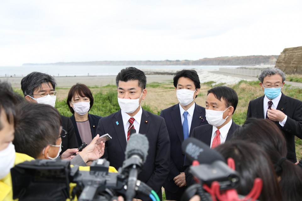 屏風ヶ浦付近で記者団の取材に応じる泉代表ら 20220418_115939_rez.JPG