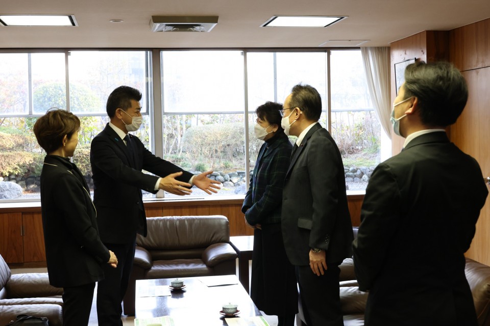 左から、鎌田衆院議員、泉代表、郡市長、村上、沼沢両市議 20230311_164624_rez.JPG