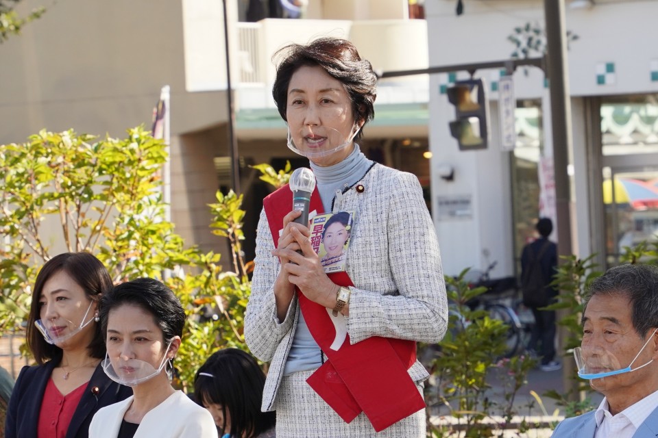 本郷台ピーコック前で演説する早稲田議員 DSC03010_re_rsz.JPG