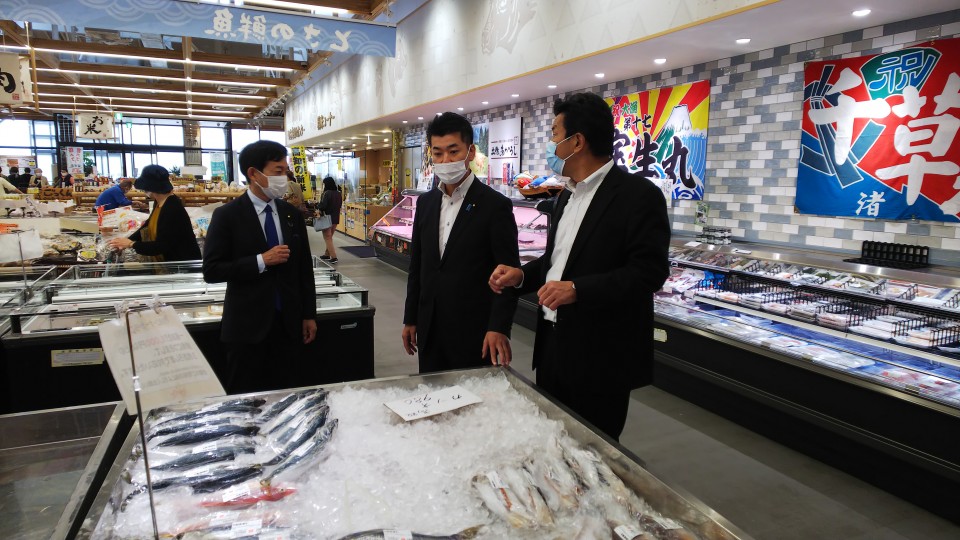 とさのさとで鮮魚売り場を視察する泉政調会長(中央)、広田一衆院議員(左) ③とさのさと視察2.JPG