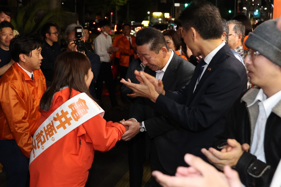 握手する亀井亜紀子候補と連合島根・成相善朗会長 20240427_200740_re.JPG