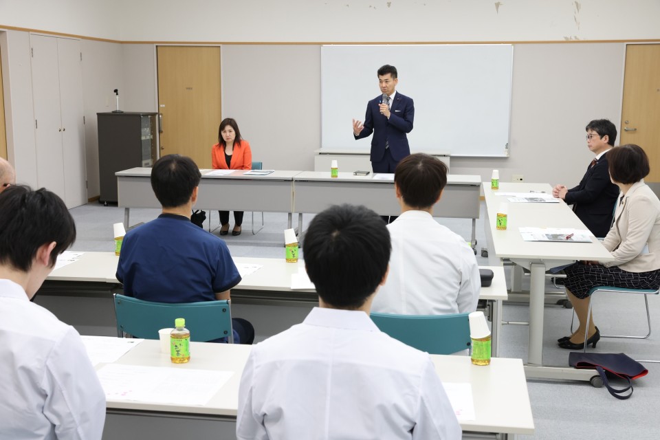 泉健太 亀井亜紀子