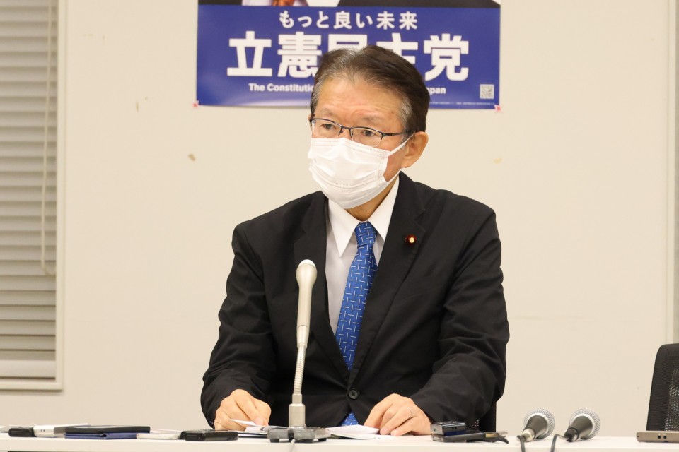 協議会後、記者団の取材に応じる長妻政調会長 20221025_191713_re_rez.JPG