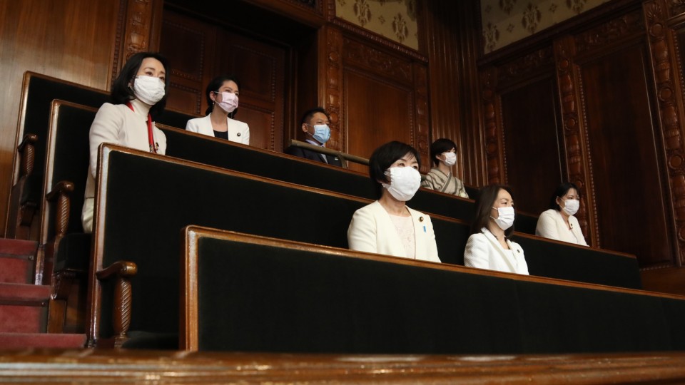 本会議を傍聴する参院議員 20210209 133702sanin.jpg