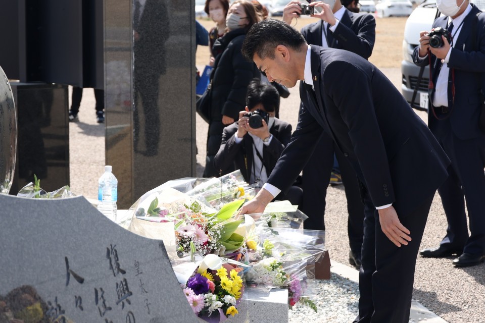 慰霊碑に献花する泉代表 20230311_121003_re_rez.JPG