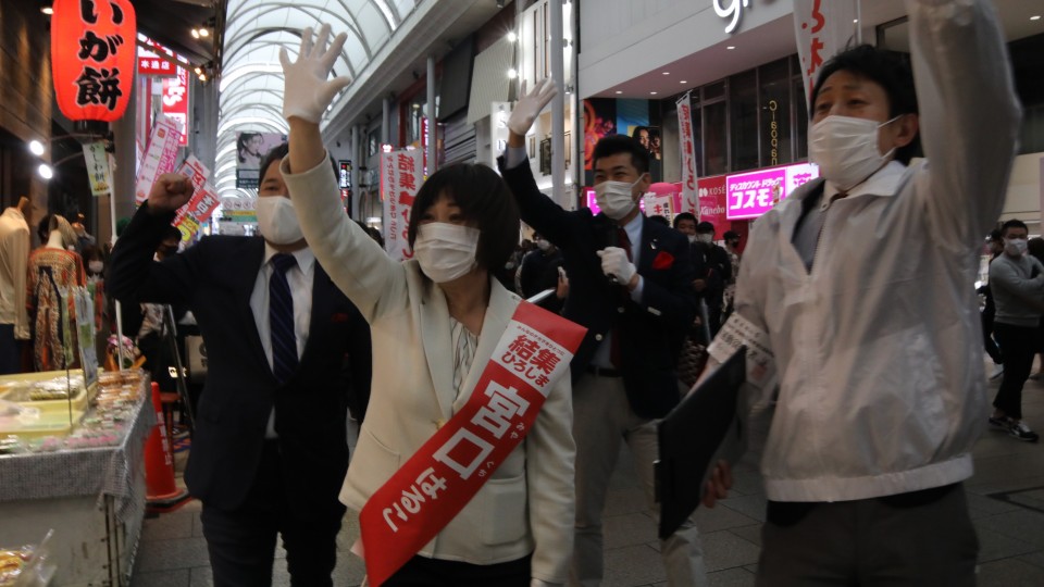 商店街を練り歩く泉政調会長、宮口候補ら 122A1480neriaruki.jpg
