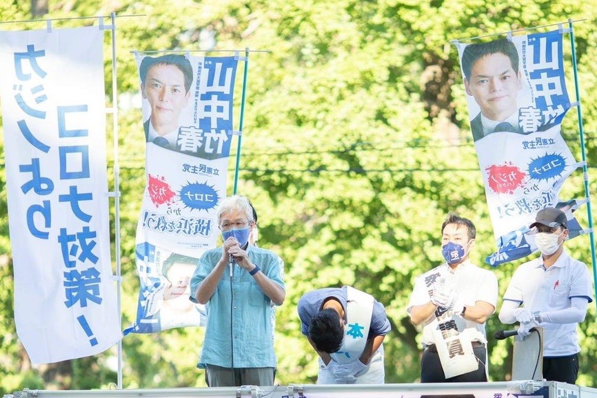 日吉駅前での様子。左から逢坂議員、山中さん、中谷議員 S__115105805_re_rez.jpg