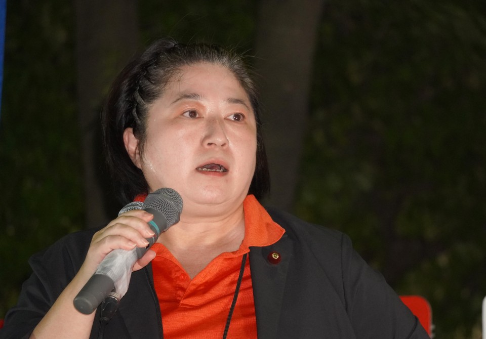 小宮山泰子