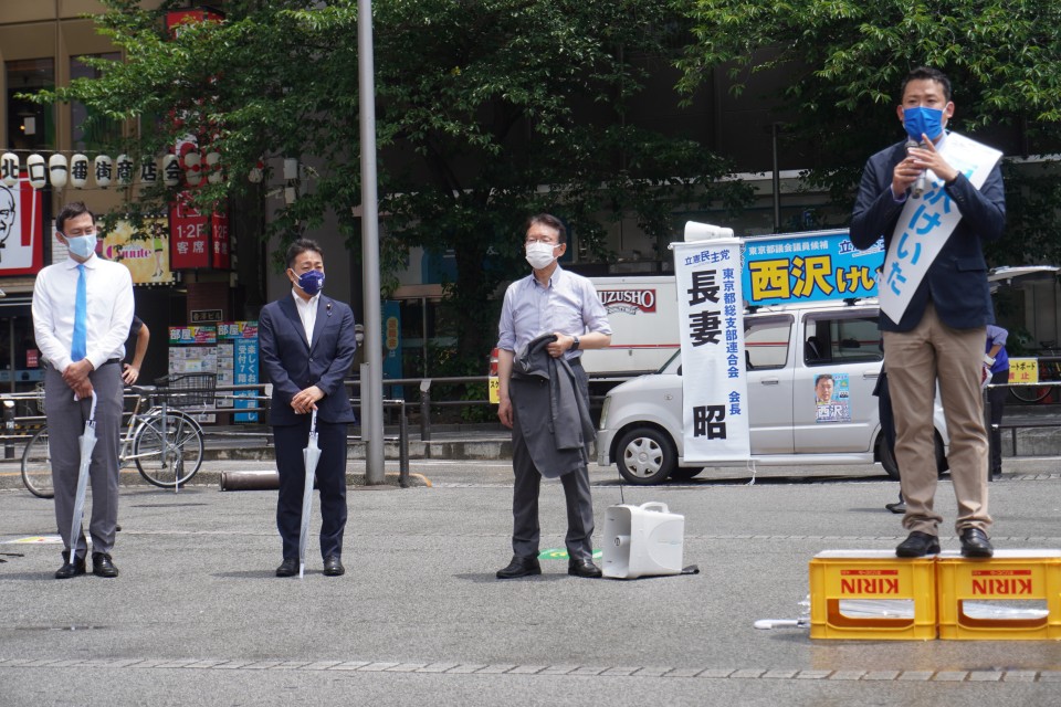 演説会の前半で降っていた雨は次第にやみました ★0625並びDSC07212.jpg