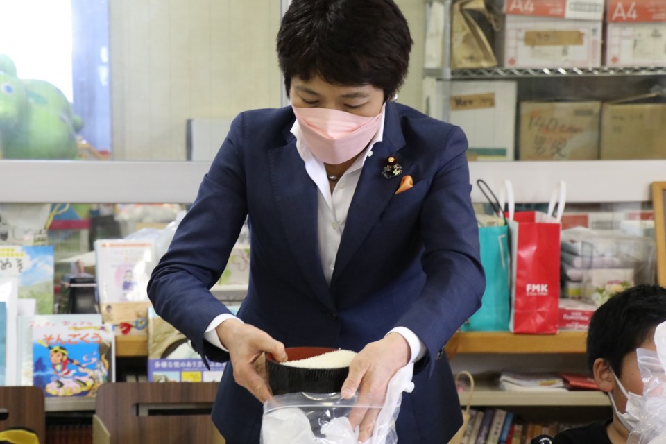 5kgずつ米を仕分けする西村幹事長 20220327_133415_re_rez.JPG