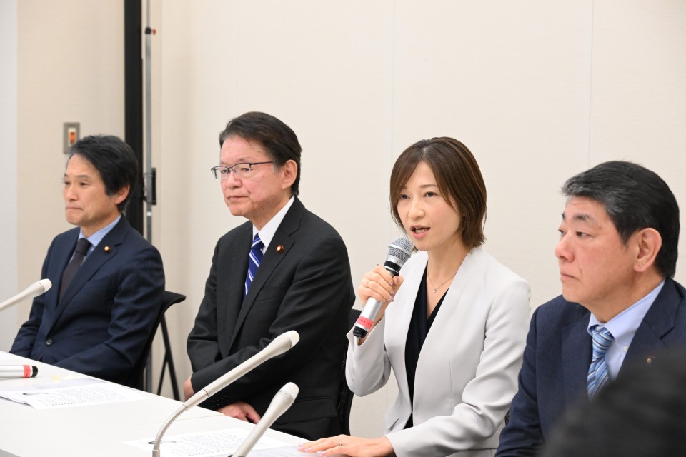 左から、大串選対委員長、長妻昭都連会長、酒井なつみ氏、手塚仁雄幹事長 20240404_110352 .JPG