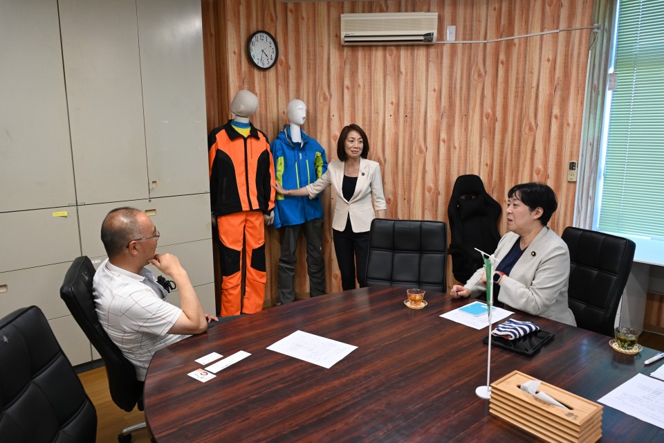八戸市森林組合を訪問し意見交換。「現在、人手の確保はできているが、下草などを刈る作業中にハチによる被害には注意が必要。イノシシの数も増えていて問題化している」等の説明受けました。後方の作業着は同森林組合が作成したオリジナルの作業着。 石垣のりこ 岡本あき子 徳永エリ 田名部匡代 農林水産キャラバン