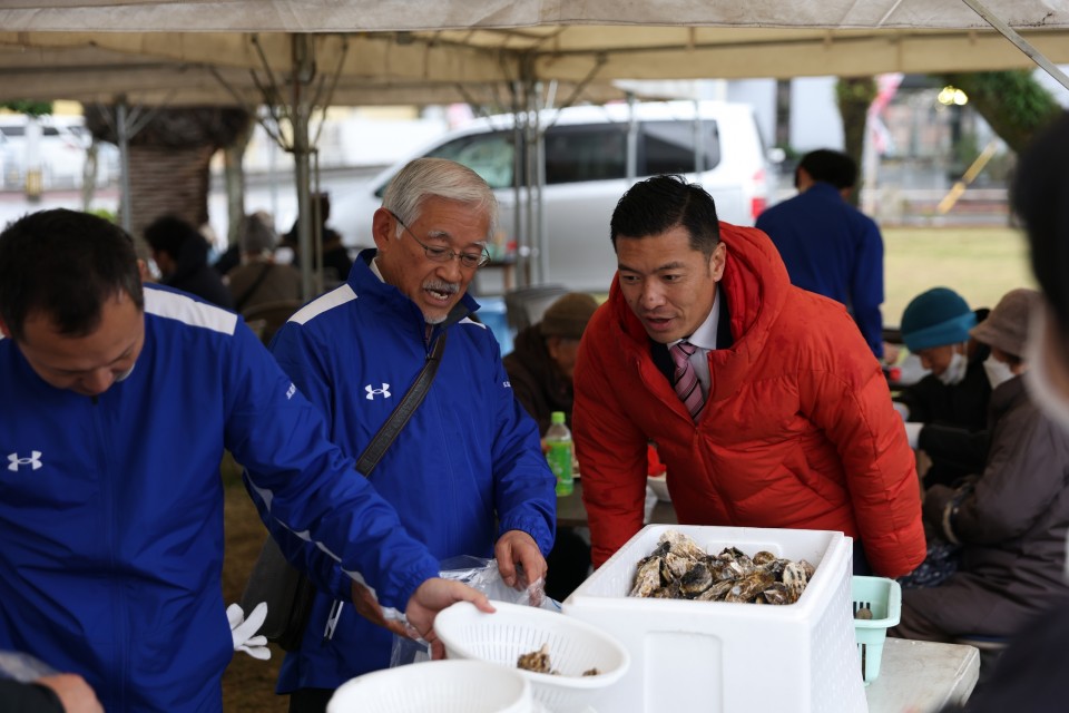 五島椿まつりを視察する山田議員 山田勝彦