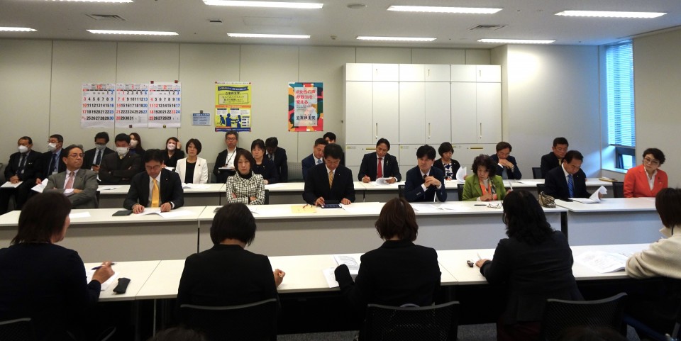 全国母と女性職員の会.jpg 全国母と女性教職員の会 阿部知子 荒井優 神谷裕 城井崇 神津たけし 堤かなめ 野間健 松木けんこう 森山浩行 柚木道義 古賀千景 水岡俊一 宮口治子 高木真理 大島敦 菊田真紀子