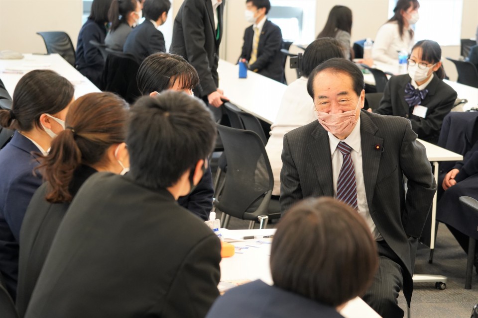 参加者と懇談する菅直人最高顧問 20201222 125003.JPG