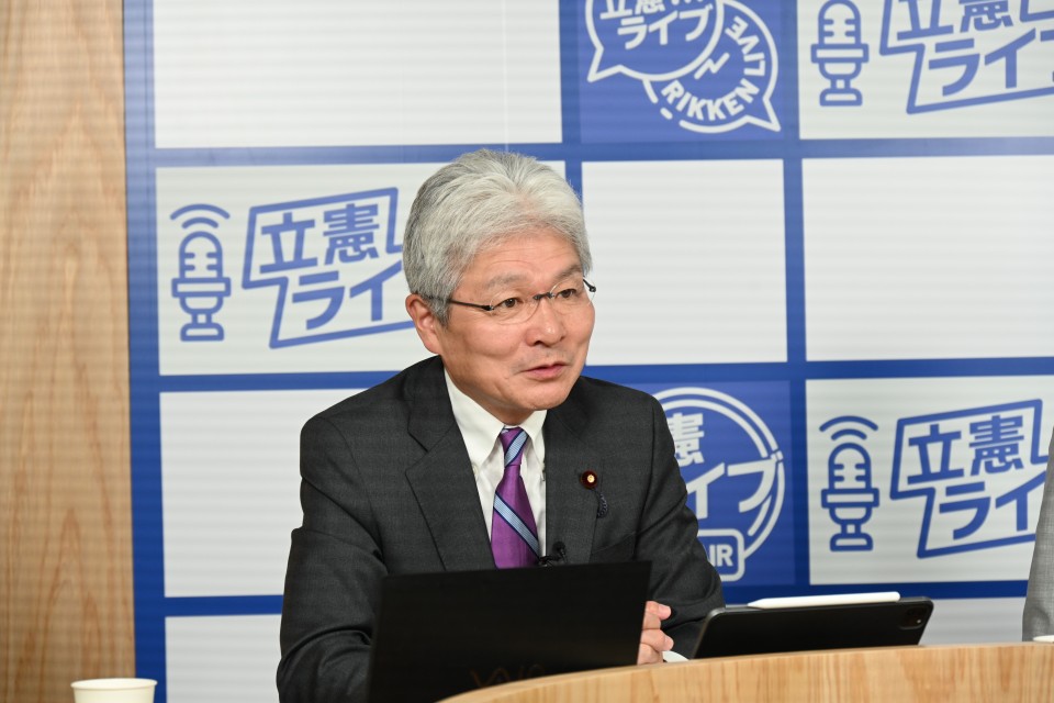 ホストスピーカーの逢坂誠二代表代行 自身が主宰する茶話会ではだれでも参加できることを例に、だれでも気軽に政治家を応援できることをアピール 20230606_193011 .JPG