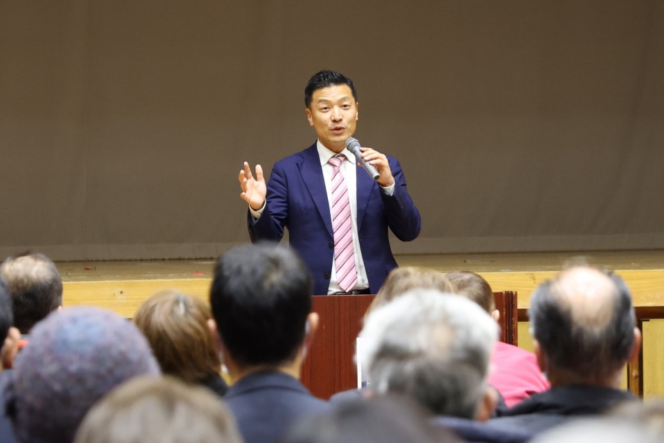 集会で話をする山田議員 山田勝彦