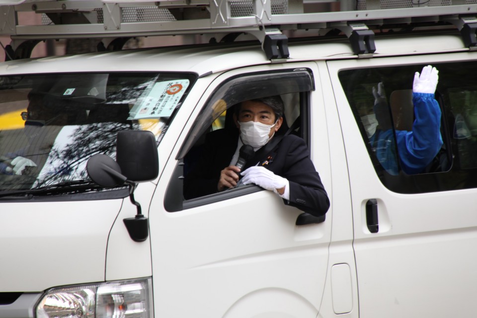 街宣車で市内を回る重徳和彦衆院議員 20220423_125514_04_rez.JPG