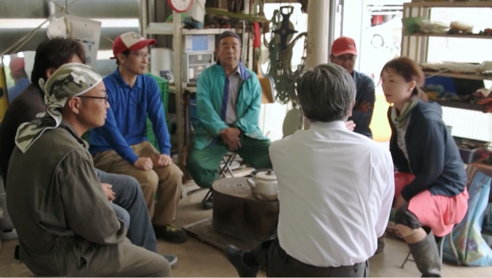 政見放送の1シーン。小田切候補(当時・白いシャツの後ろ姿)が、多くの県民の生活の声を、自らの政策として訴えるための言葉にしていく様子が描かれています 3_rsz.png