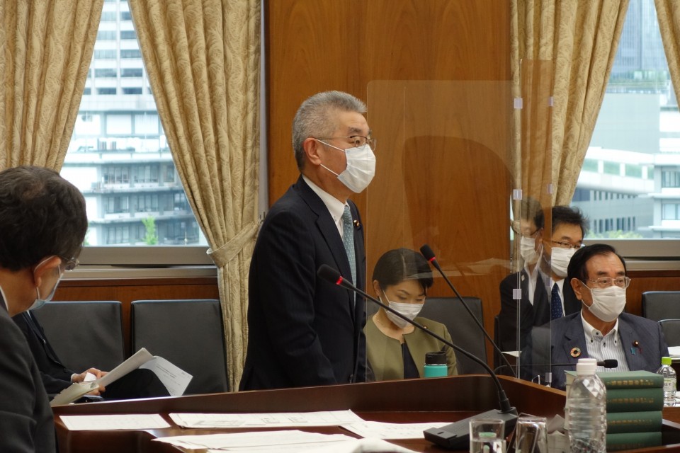提出者として答弁する牧義夫議員 0521牧議員.JPG