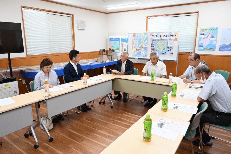泉健太 亀井亜紀子