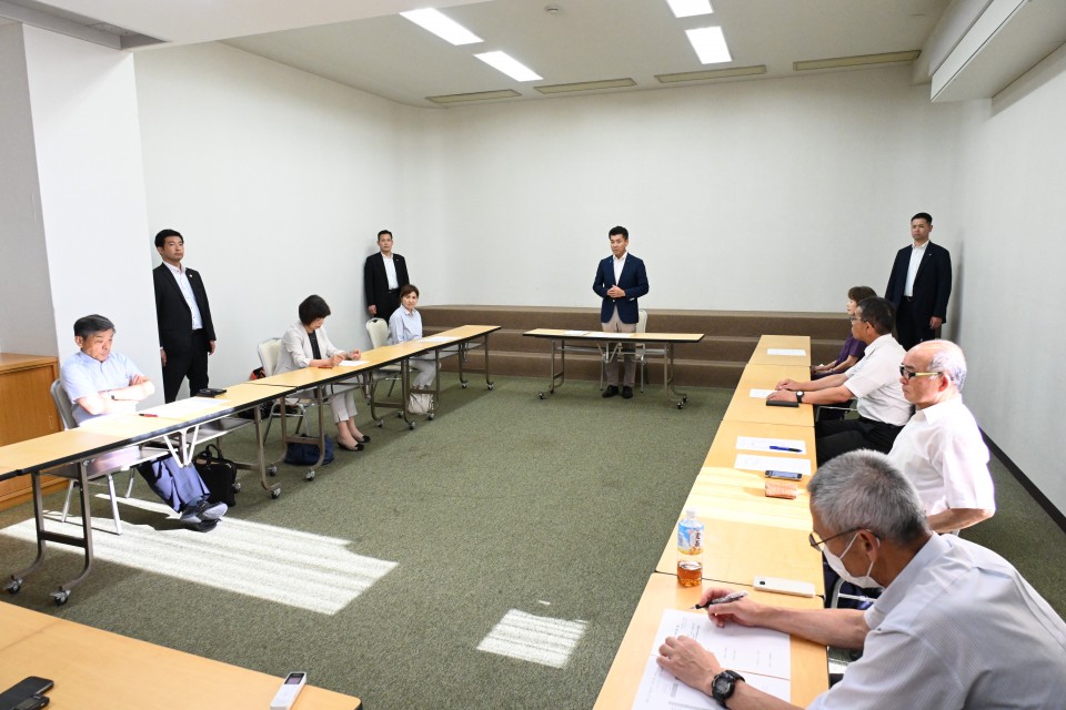 泉健太 亀井亜紀子