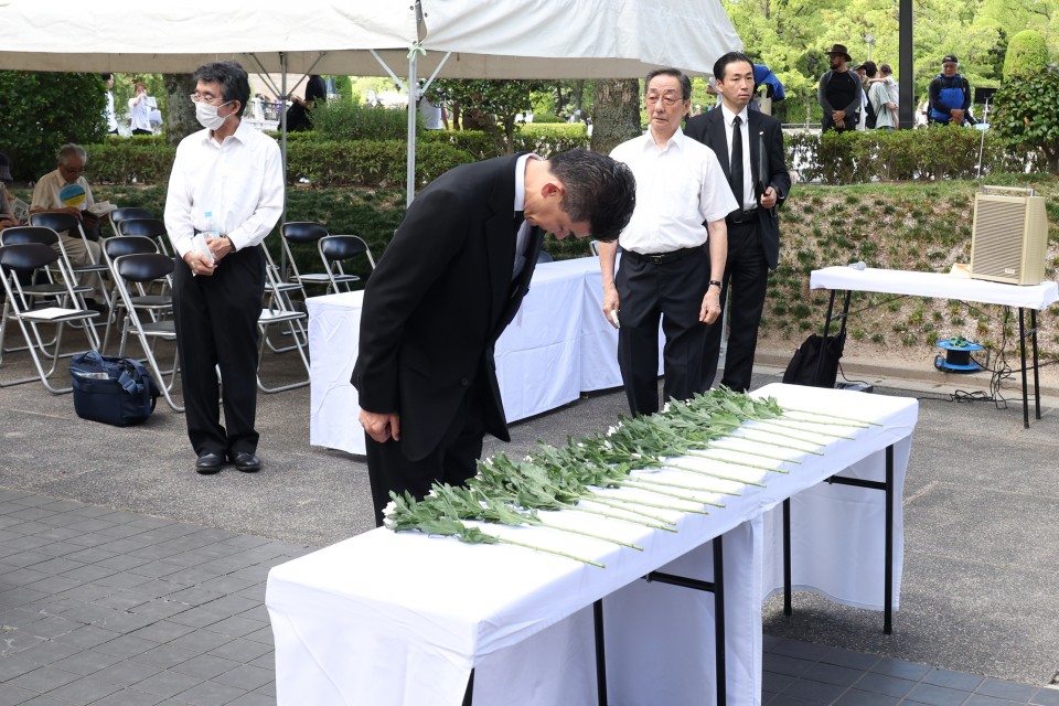 動員学徒慰霊塔に献花する泉代表 泉健太