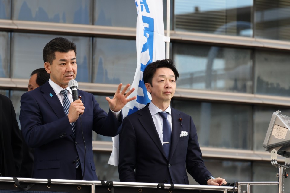 聴衆に訴えかける泉代表(左)と源馬謙太郎衆院議員 20230225_170331_01_rez.JPG
