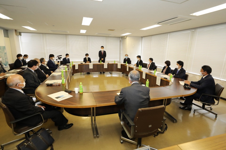 越川市長らとの意見交換であいさつする泉代表 20220418_100146_01_rez.JPG