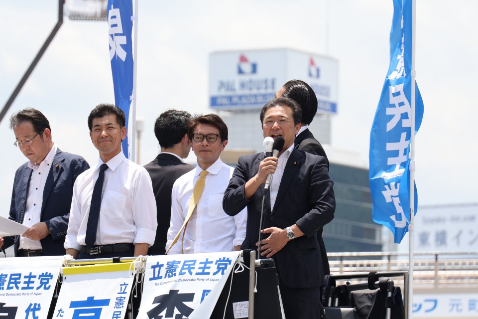 マイクを握る森本真治衆院議員 20240704_120711_01_rez.JPG