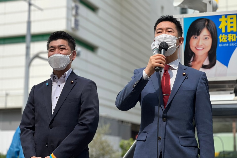 井坂信彦衆院議員(右) 220501_1_re_rez.jpg