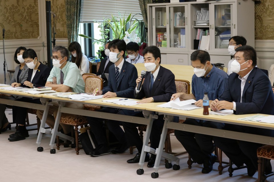 発言をする山井議員(中央)※写真は第15回目のもの 20221004_110218_re_rez.JPG