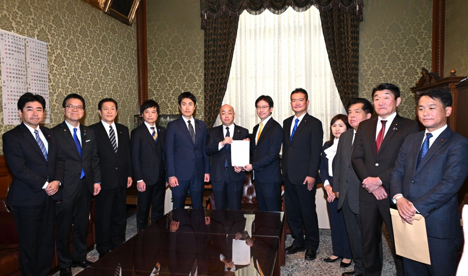 城井崇　山井和則　坂本祐之輔　津村啓介　亀井亜紀子　青山大人　学校給食無償会法案