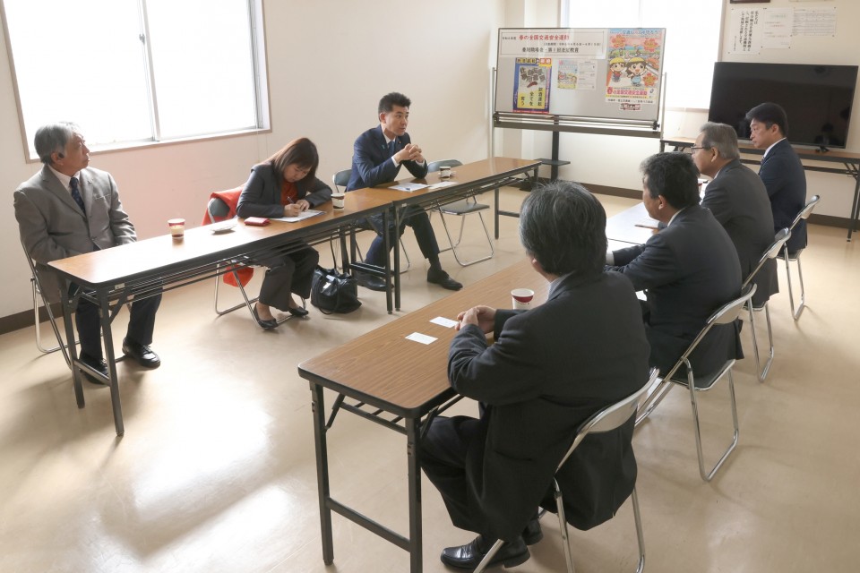 泉健太 亀井亜紀子