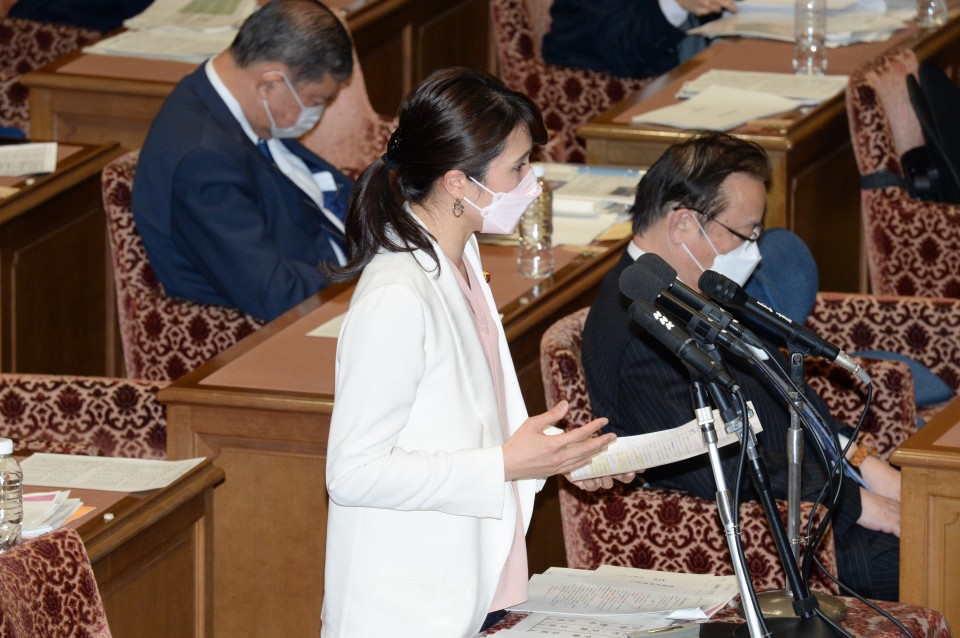 0215 衆予算 石川香織3.JPG
