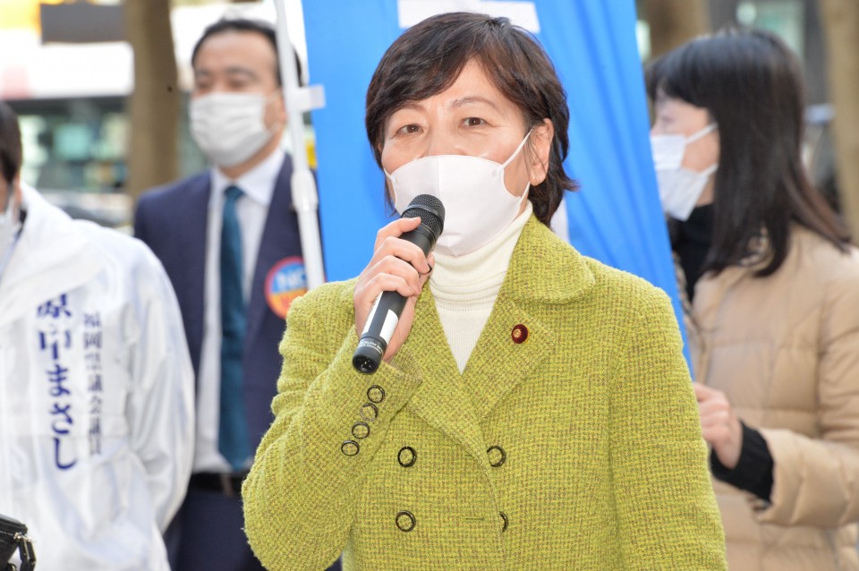 天神地区での街頭活動の司会を務めた堤かなめ衆院議員。ロシアによるウクライナ侵略に抗議し、難民支援を呼びかけました。 DSC_8622tsutusumi.jpg